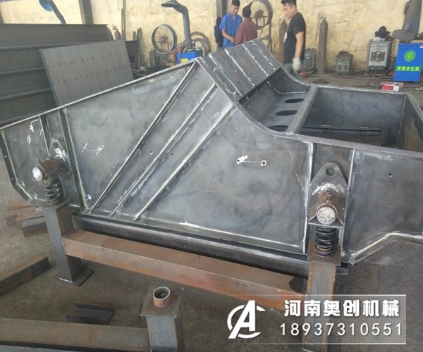 一小時生產100噸的洗砂生產線一般使用多少型號的振動脫水篩?