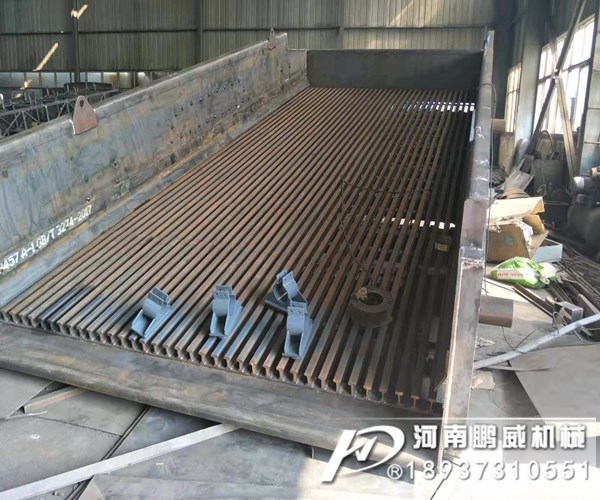 砂石振動篩為什么一個角下料多一個角小料少？?