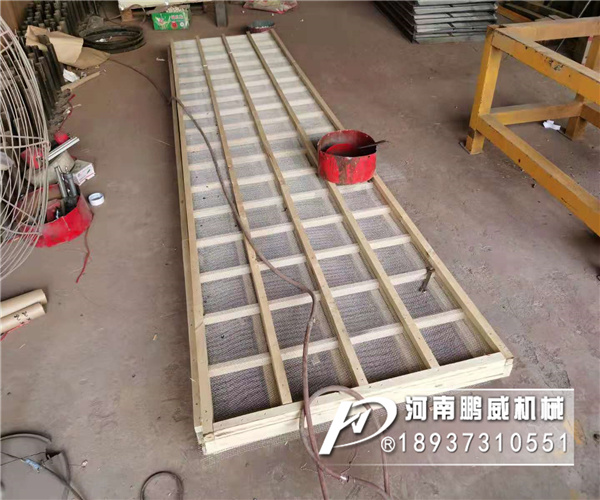 土石圓振動篩篩網堵泥怎么樣解決？